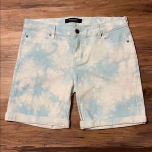 Esmeralda shorts. Denim material. Sewn cuffed hem. Slight stretch / Relax fit 😌